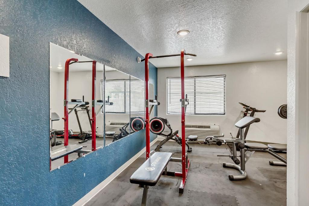 Fitness centrum a/nebo fitness zařízení v ubytování Motel 6 Ogden, UT- Downtown