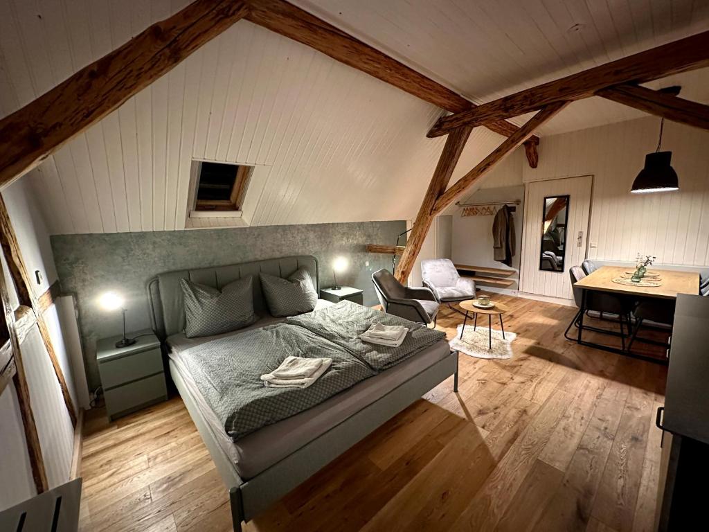 een slaapkamer met een bed en een bureau in een kamer bij Ferienwohnungen Brenner einchecken und wohlfühlen in Langenbernsdorf