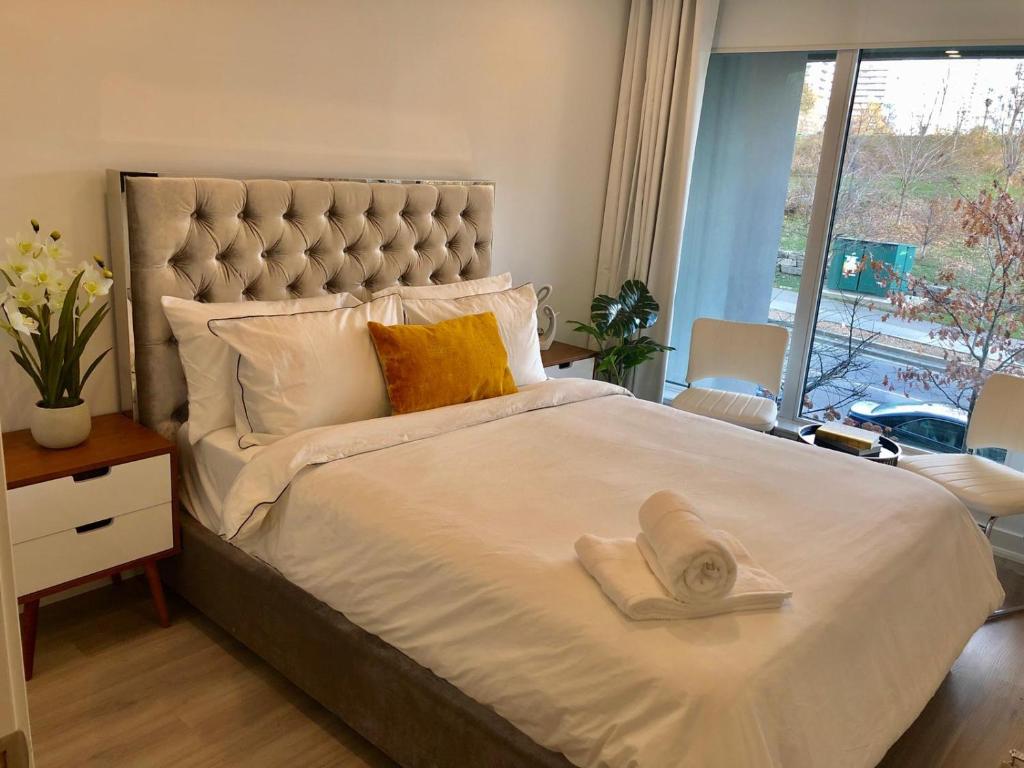 Cama ou camas em um quarto em Luxury Suite in Downtown Toronto