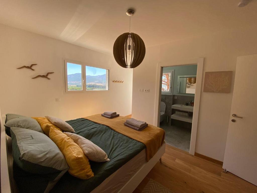 um quarto com uma cama e uma casa de banho em Fiore di Machja - Moncale 