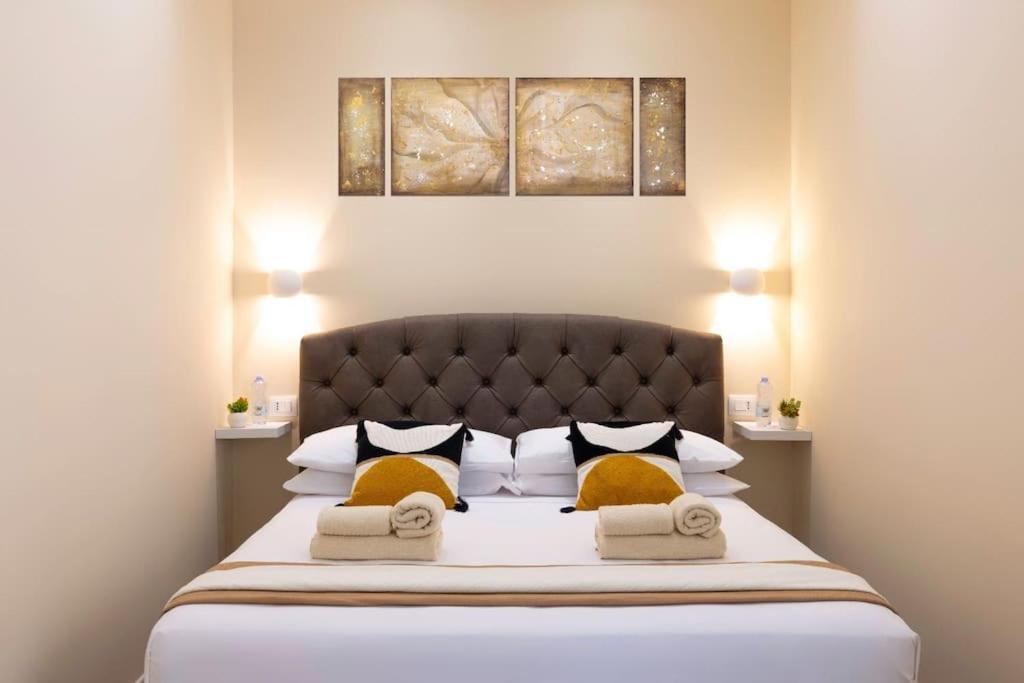 1 dormitorio con 1 cama grande y 2 almohadas en Casa Perra, en Cagliari