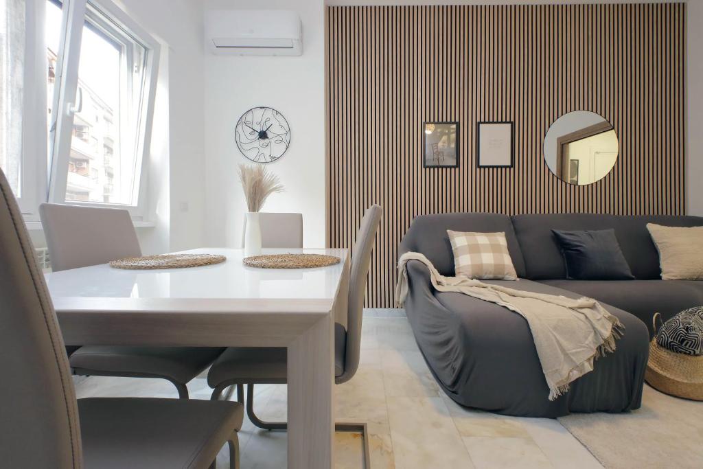 een woonkamer met een tafel en een bank bij Modern Large Apartment in Rome in Rome