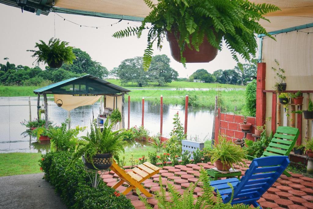 d'une terrasse avec des chaises et un lac en arrière-plan. dans l'établissement Cabaña/bungalow a orillas de Laguna. vacacional, à Catazajá