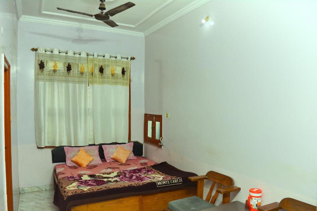 Postel nebo postele na pokoji v ubytování Hostel shivshakti khajuraho