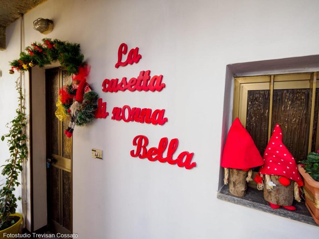 een muur met een kerstbord erop bij Casadinonnabella in Biella