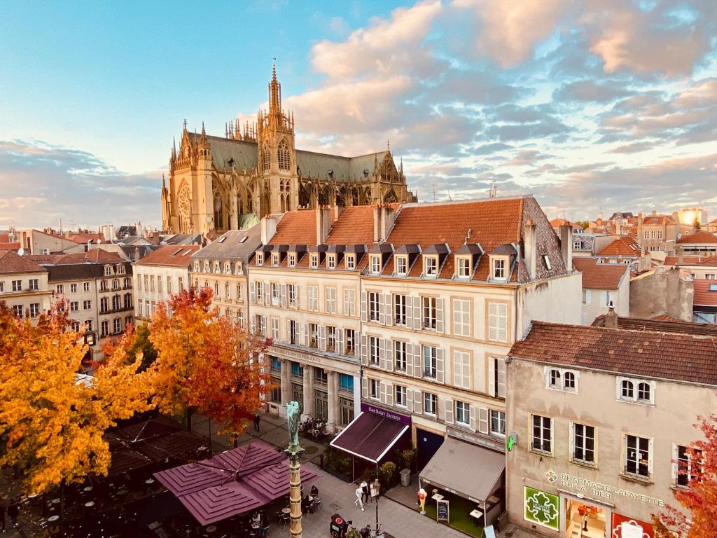 a view of a city with a cathedral and buildings at Grand Loft Industriel avec Vue Cathédrale Centre in Metz