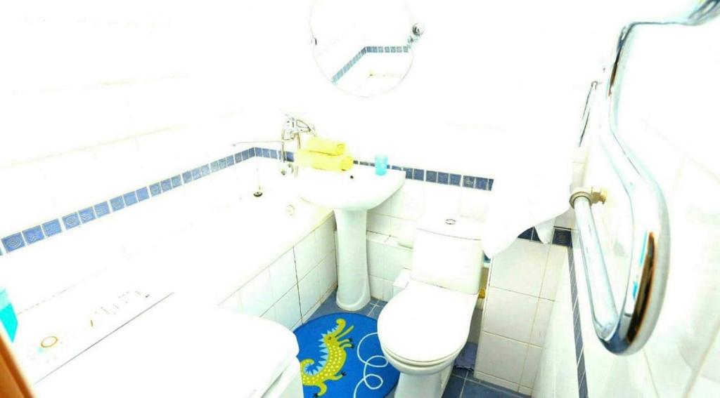 een badkamer met een toilet en een wastafel bij VIP apart 364 in Tbilisi City