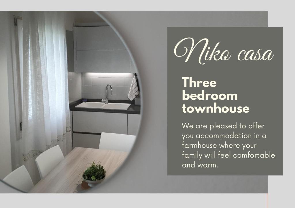 Postel nebo postele na pokoji v ubytování NIKO casa - 3 bedroom townhouse