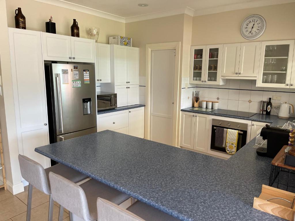 Spacious resort style property with pool in Mudgee - Rest Easy Mudgee Villa廚房或簡易廚房