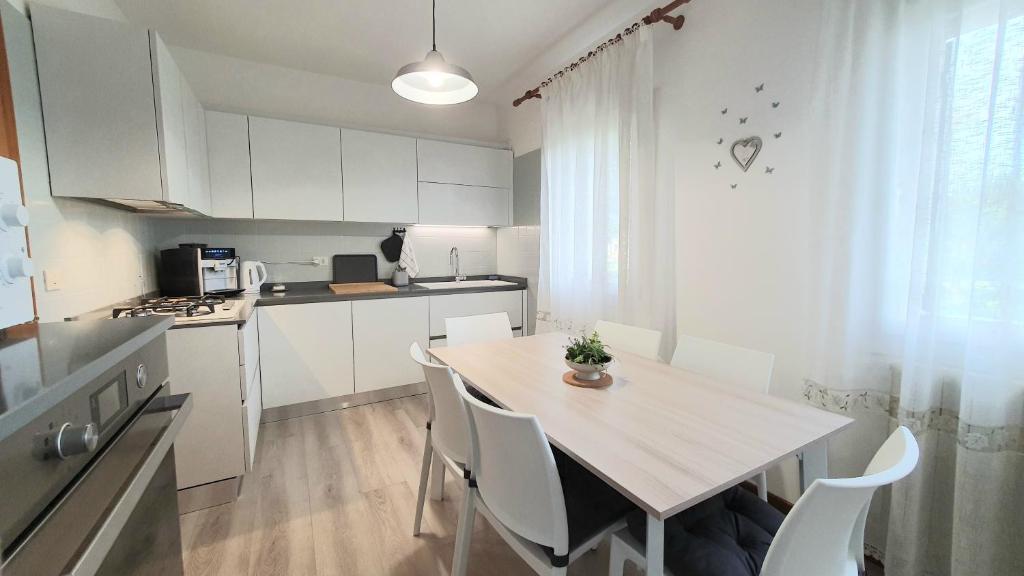Kuchyň nebo kuchyňský kout v ubytování NIKO casa - 3 bedroom townhouse