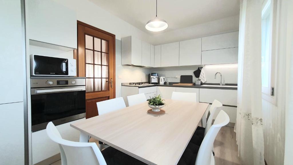 Kuchyň nebo kuchyňský kout v ubytování NIKO casa - 3 bedroom townhouse
