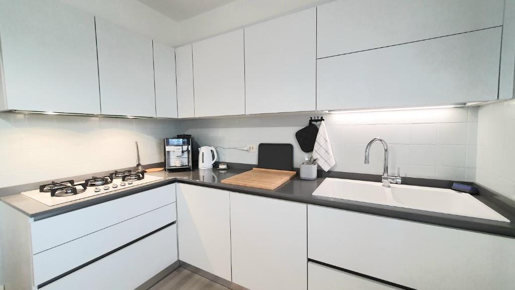 Kuchyň nebo kuchyňský kout v ubytování NIKO casa - 3 bedroom townhouse