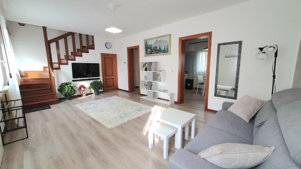 TV a/nebo společenská místnost v ubytování NIKO casa - 3 bedroom townhouse