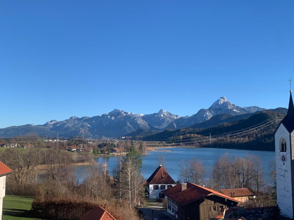 uitzicht op een meer met bergen op de achtergrond bij Pension Rexha am Weißensee in Füssen