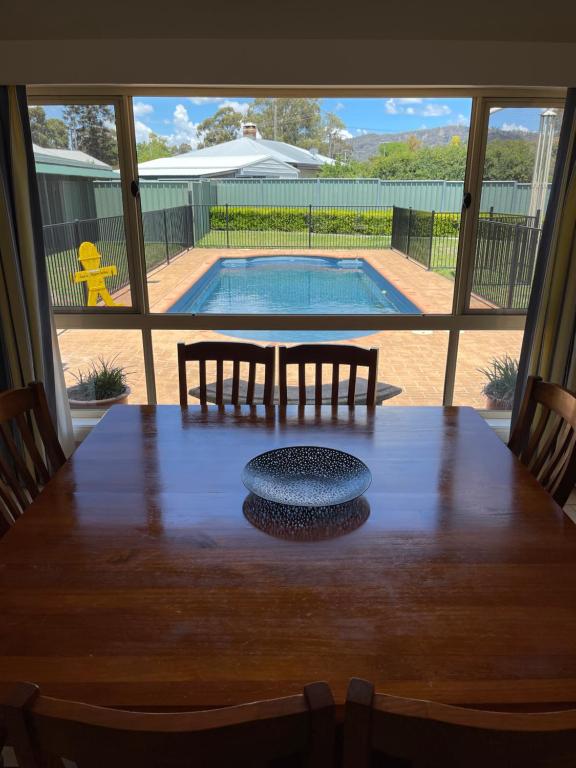 Spacious resort style property with pool in Mudgee - Rest Easy Mudgee Villa游泳池或附近泳池