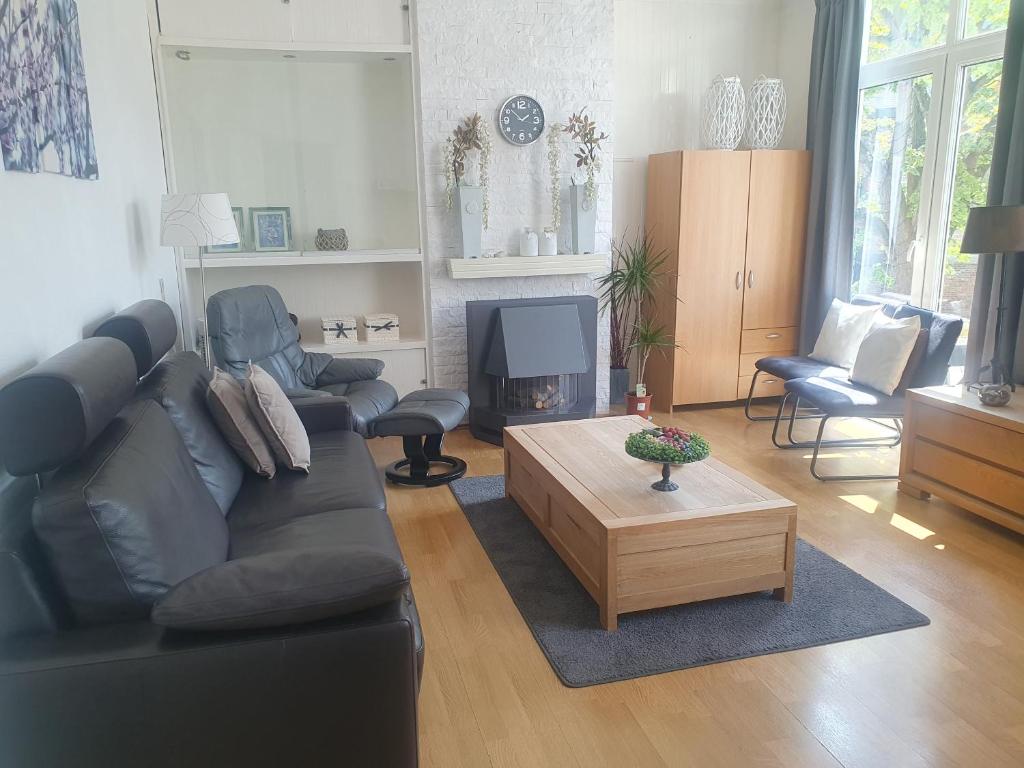 a living room with a couch and a coffee table at Vakantiewoning Oude markt Centrum in Vlissingen
