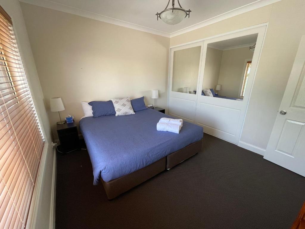Spacious resort style property with pool in Mudgee - Rest Easy Mudgee Villa房間的床