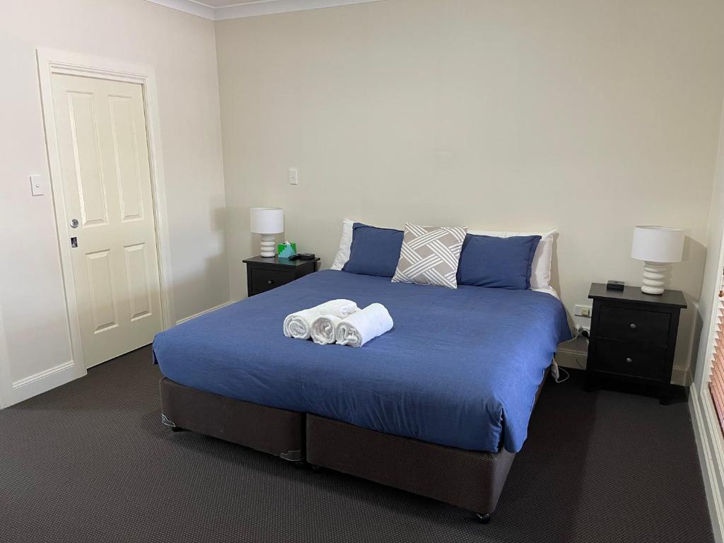 Spacious resort style property with pool in Mudgee - Rest Easy Mudgee Villa房間的床