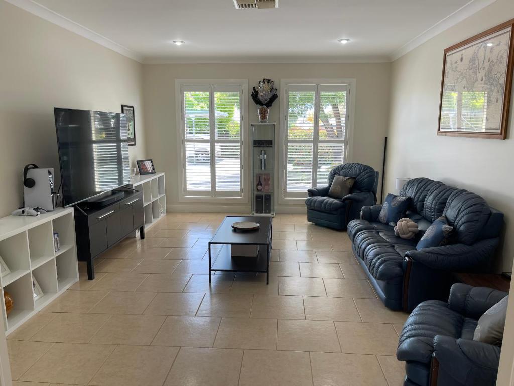 Spacious resort style property with pool in Mudgee - Rest Easy Mudgee Villa休息區