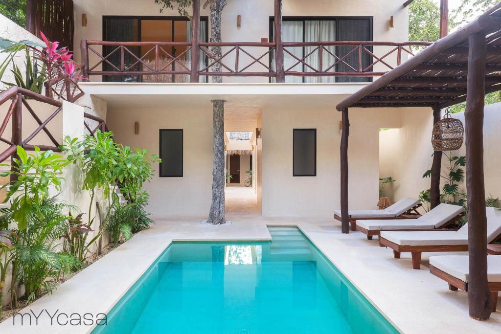 una piscina en el patio trasero de una villa en Casa Yaakun, en Tulum