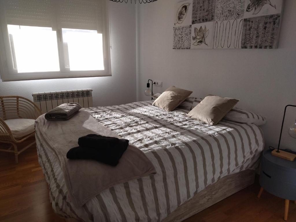 1 dormitorio con 1 cama grande en una habitación en Coqueto apartamento en urbanización piscina y golf, en Cirueña