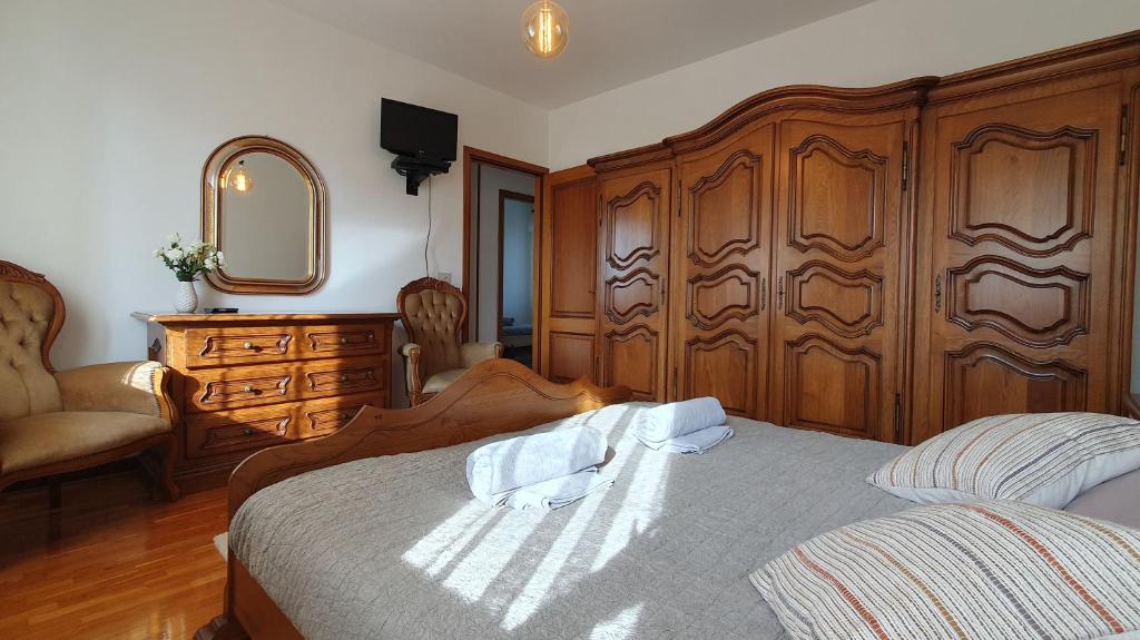 Postel nebo postele na pokoji v ubytování NIKO casa - 3 bedroom townhouse