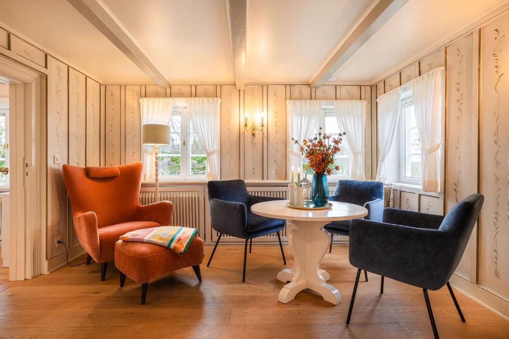 BraderupにあるBullerbü im Uthlandのテーブルと椅子、テーブルと椅子が備わる客室です。