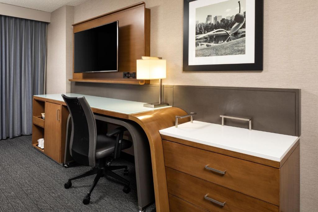 Courtyard by Marriott Minneapolis Downtown - Queen Room With Two Queen Beds And City View