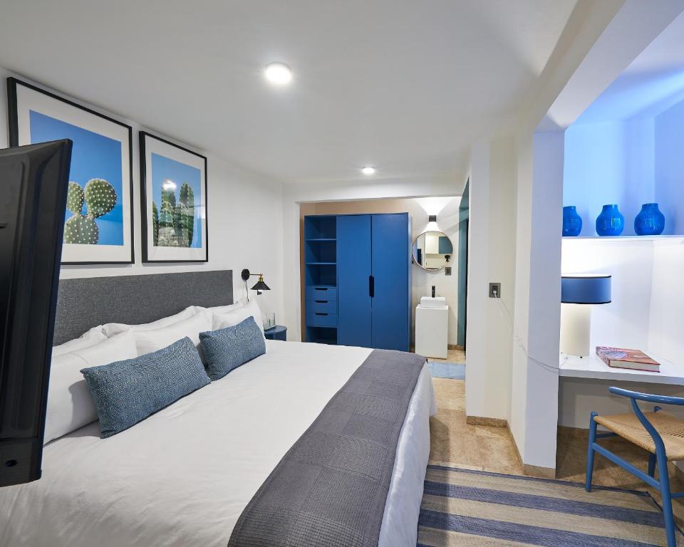 Una cama o camas en una habitación de AmazINN Places La Condesa Roma