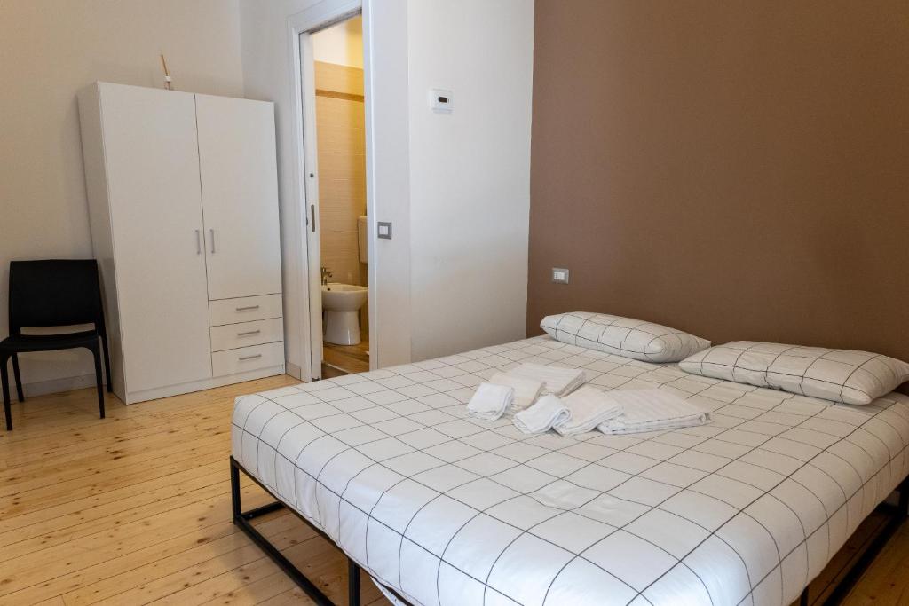 sypialnia z łóżkiem z dwoma ręcznikami w obiekcie La Stazione w mieście Trontano