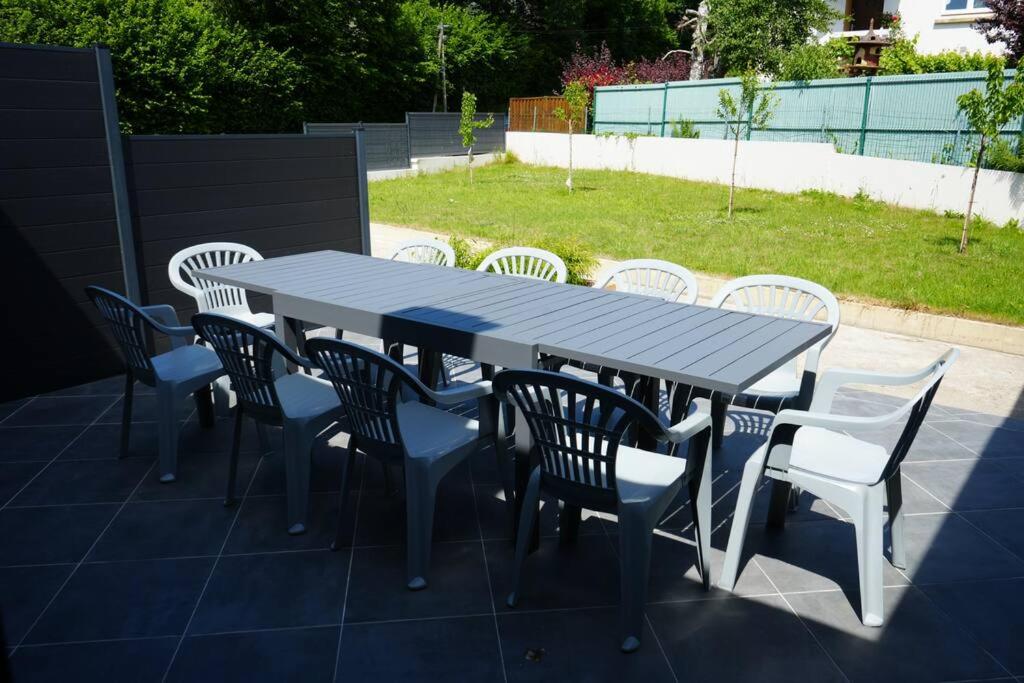 einen blauen Tisch und Stühle auf einer Terrasse in der Unterkunft Maison 8 pers 1 minute parc des expositions in Bohars