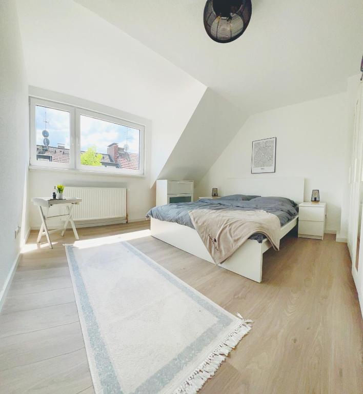 een witte slaapkamer met een bed en een wit tapijt bij Voll ausgestattet und gemütlich in Wuppertal