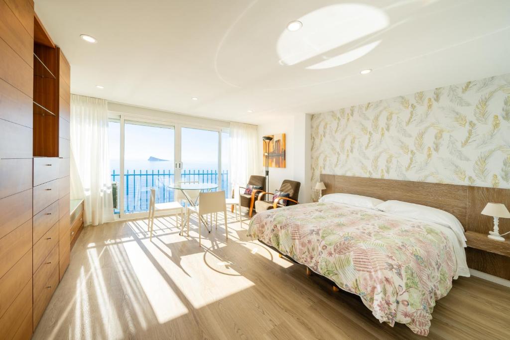 1 dormitorio con cama y vistas al océano en Primera línea playa levante Benidorm, en Benidorm