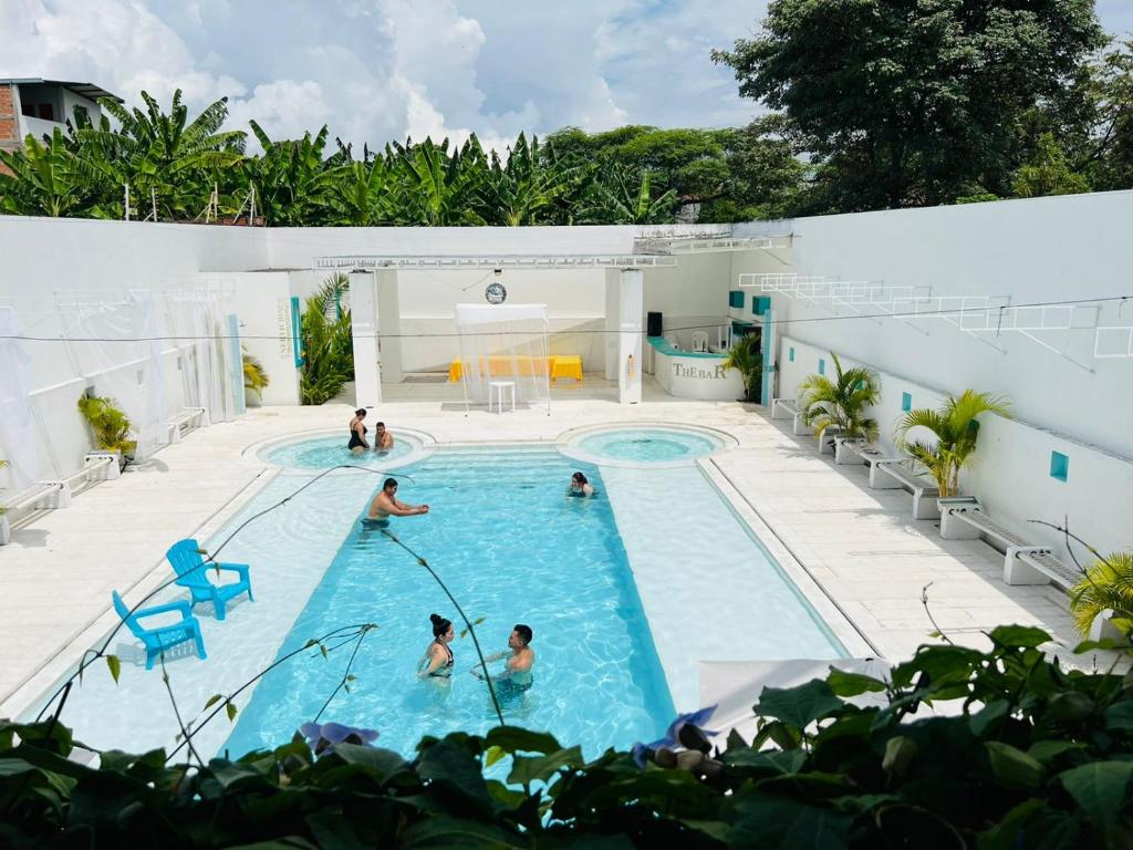 un grupo de personas en una piscina en La Puerta del Ángel Isla, en Girardot