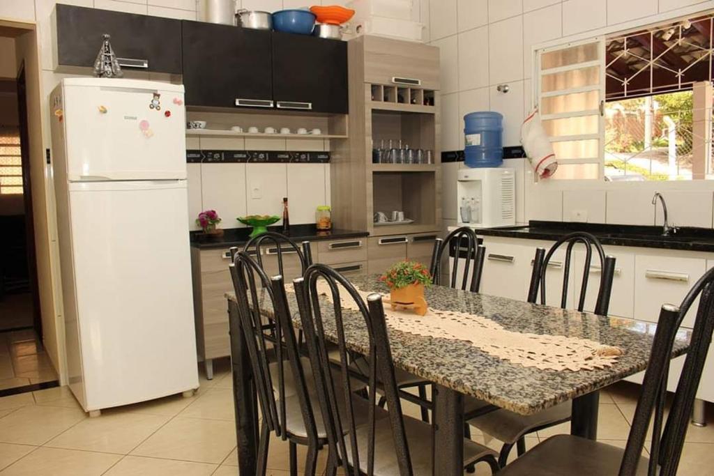 A kitchen or kitchenette at Chacara nossa senhora aparecida