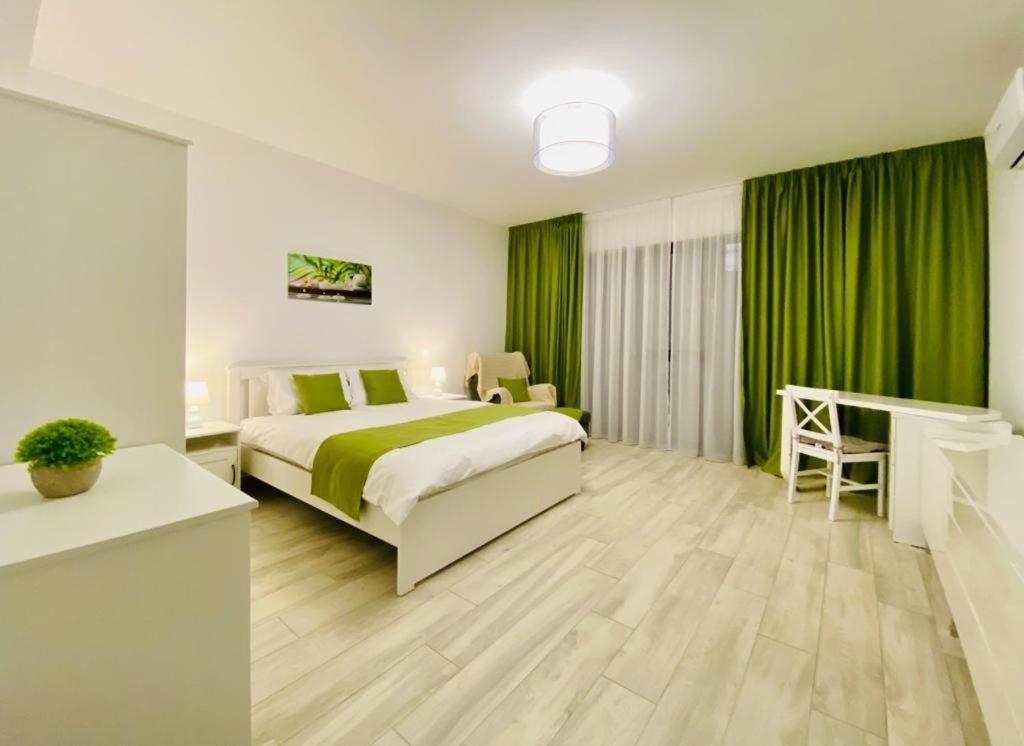 GREEN STUDIO في فوكشاني: غرفة نوم بسرير وستارة خضراء