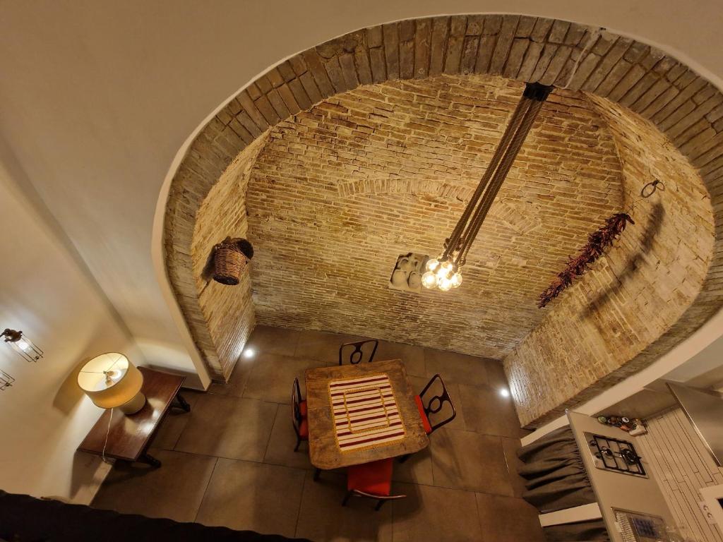 - une vue sur un escalier en colimaçon avec une table et une chaise dans l'établissement Mary wine house, à Pisticci