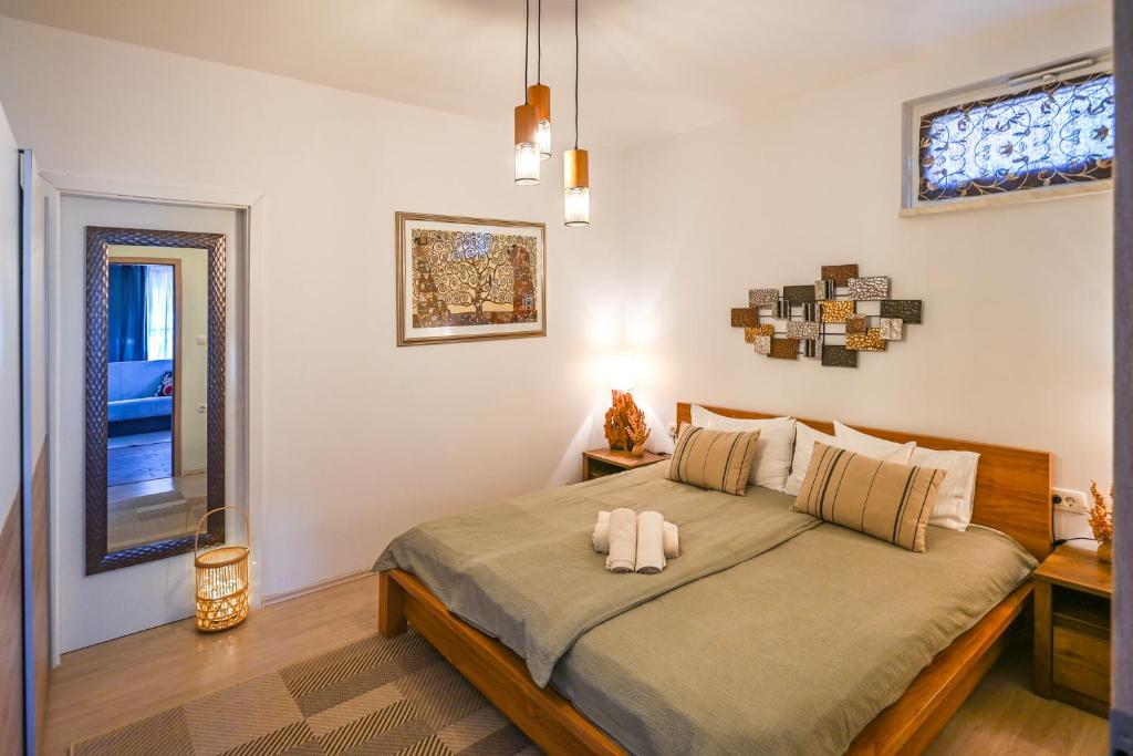 a bedroom with a bed with two towels on it at Apartment Opatija with Garden and Seaview in Opric