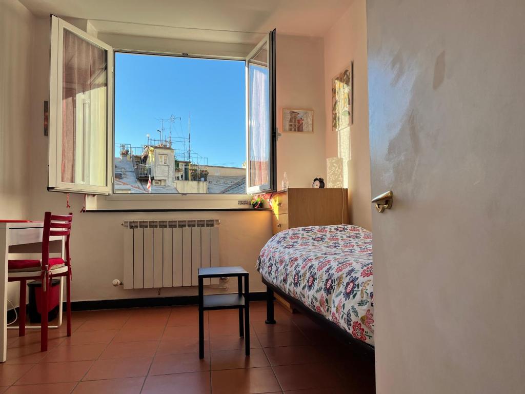 ein kleines Schlafzimmer mit einem Bett und einem Fenster in der Unterkunft B&B Ligustico in Genua