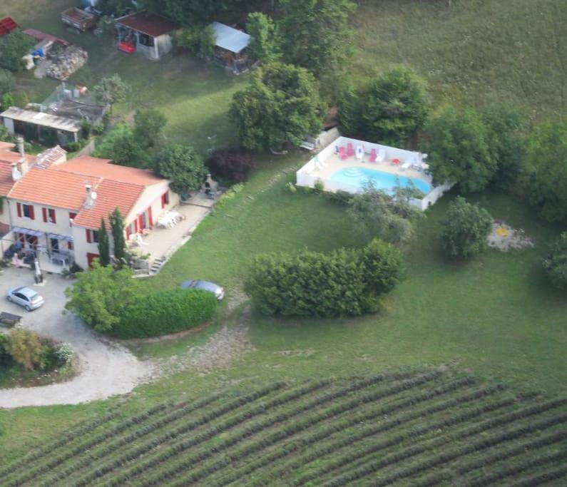 une vue aérienne d'une maison et d'une piscine dans l'établissement Gîte Les Flôreaux appartement, à Die
