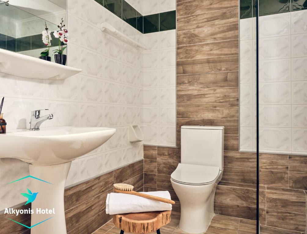 Koupelna v ubytování Alkyonis hotel