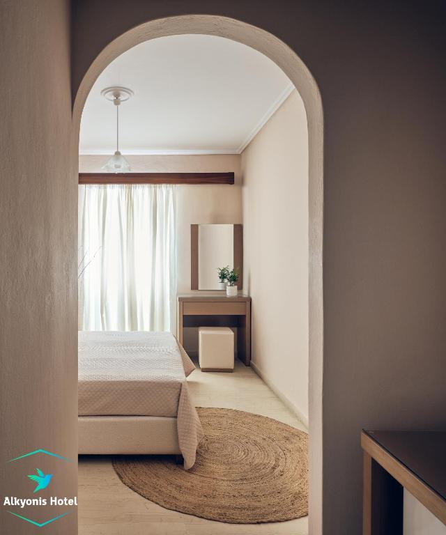 Postel nebo postele na pokoji v ubytování Alkyonis hotel