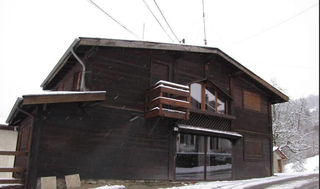 ein Gebäude mit Schnee an der Seite in der Unterkunft Sublime maison 15 personnes in Saint-Gervais-les-Bains