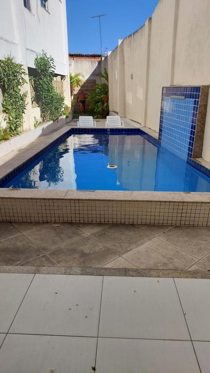 una piscina al centro di un edificio di Apto Santorini a Lauro de Freitas
