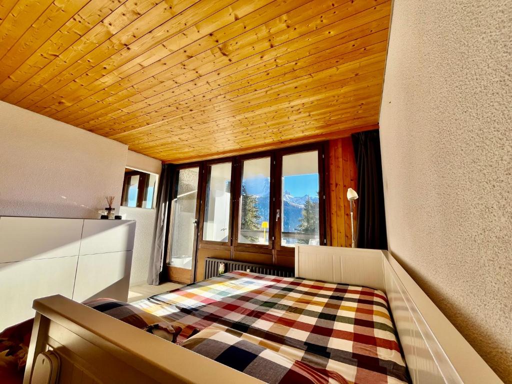 Rúm í herbergi á THE ALPINE STUDIO proche du lac Frience, chiens admis, parking privé
