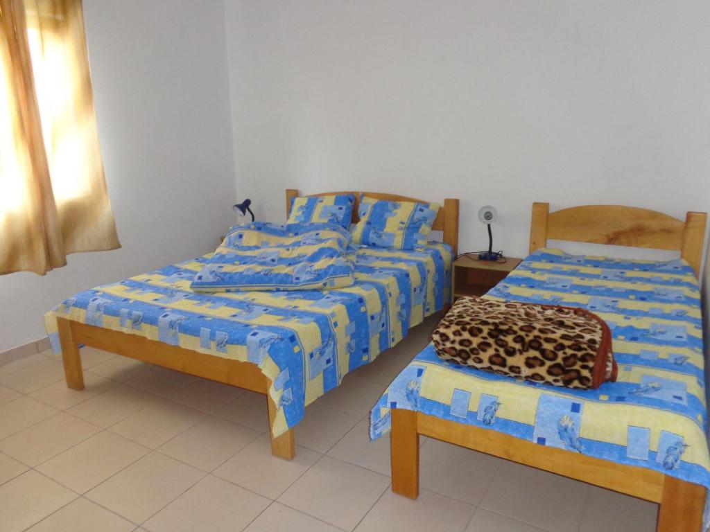 コスティネシュティにあるVila La Foisorのベッドルーム1室(青と黄色のシーツが備わるベッド2台付)