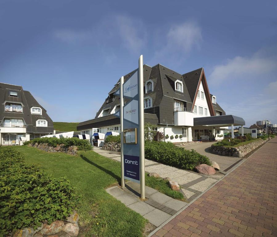 a street sign in front of a house at Dorint Strandresort & Spa Westerland/Sylt in Westerland