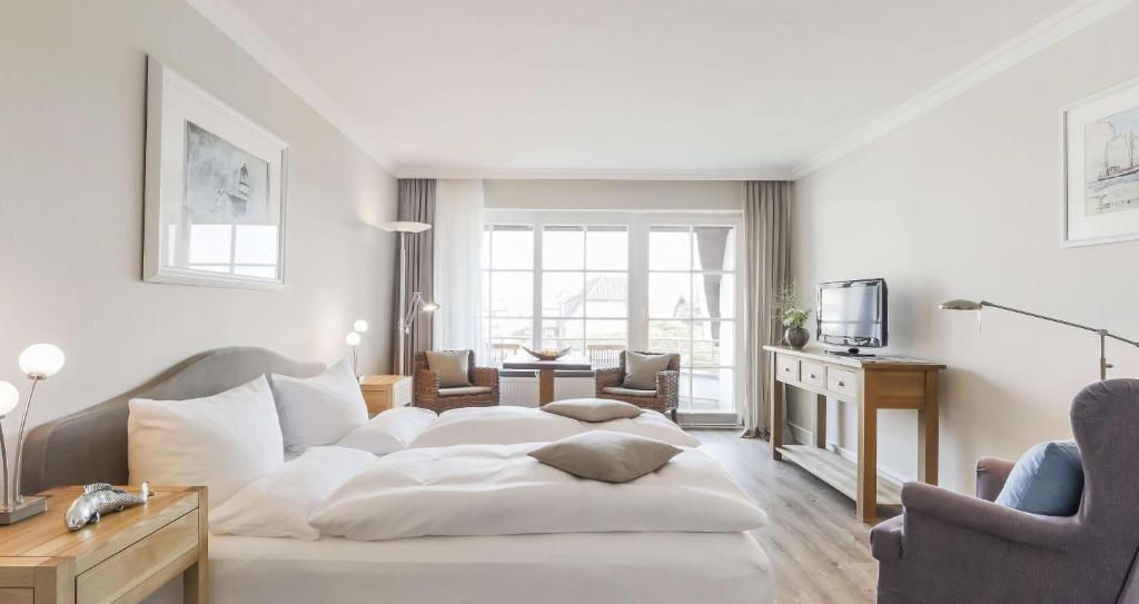 a living room with a white couch in a room at Dorint Strandresort & Spa Westerland/Sylt in Westerland