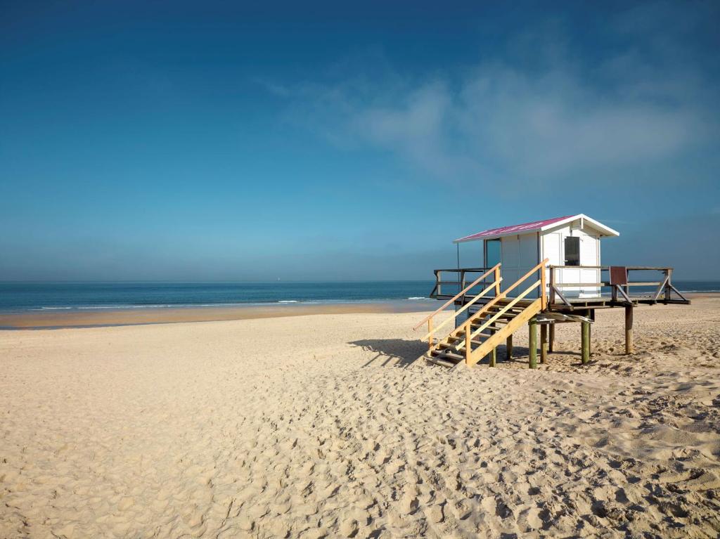 a lifeguard shack on a sandy beach at Dorint Strandresort & Spa Westerland/Sylt in Westerland