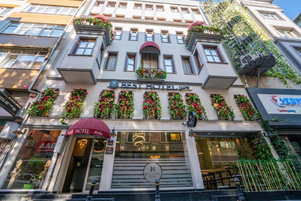 un edificio con flores en la parte delantera en BEST HOTEL KADIKOY, en Estambul
